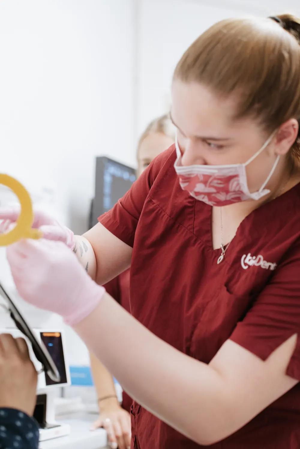 Eine Kollegin bei der Arbeit am Behandlungsstuhl