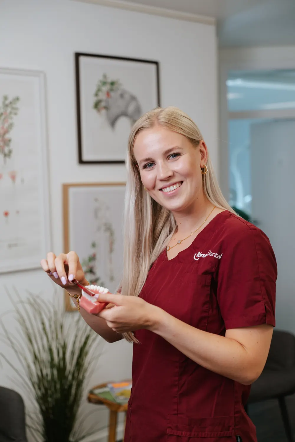 Eine Kollegin von Kirsch Dental lächelt in die Kamera